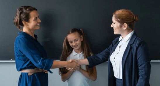 Mother speacking Dutch to teacher